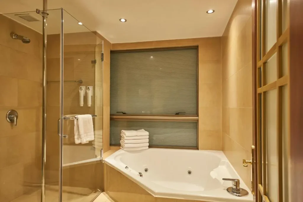 suite-presidencial-con-jacuzzi-hotel-plaza-el-bosque-ebro-santiago